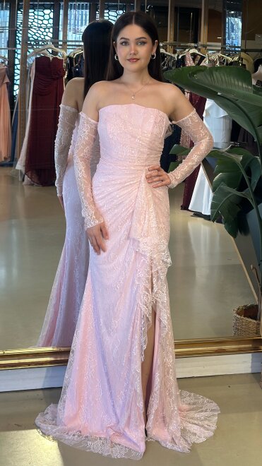 Pembe Straplez Yaka Uzun Kollu Anvelop Yırtmaçlı Düz Kesim Likralı Dantel Uzun Abiye Elbise 11204-05 