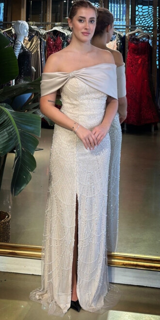 Pudra Renk Madonna Yaka Yırtmaçlı Düz Kesim Pullu Boncuklu Uzun Abiye Elbise 11029-05 - 1