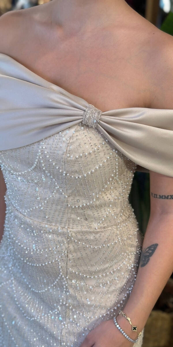 Pudra Renk Madonna Yaka Yırtmaçlı Düz Kesim Pullu Boncuklu Uzun Abiye Elbise 11029-05 - 4