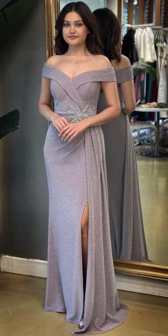 Pudra Renk Madonna Yaka Taş Detaylı Yırtmaçlı Düz Kesim Simli Uzun Abiye Elbise 7566 