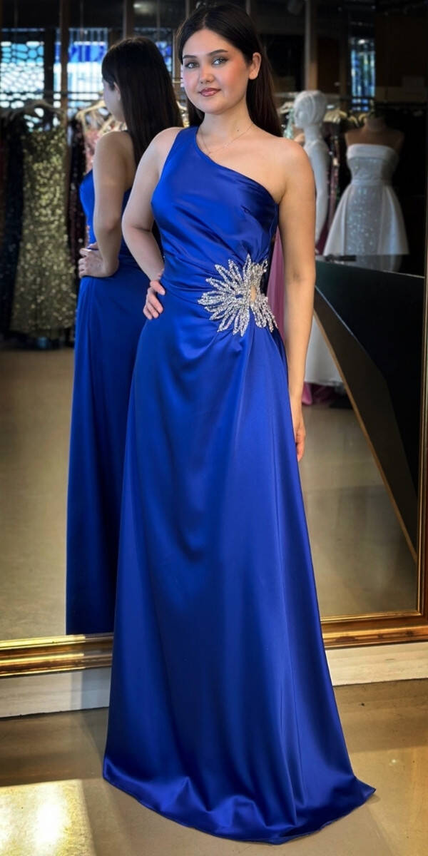 Saks Tek Omuzlu Taş Detaylı Düz Kesim Saten Uzun Abiye Elbise 7684 - 1