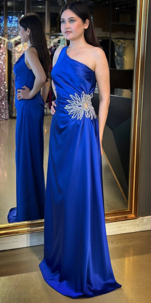 Saks Tek Omuzlu Taş Detaylı Düz Kesim Saten Uzun Abiye Elbise 7684 - 2