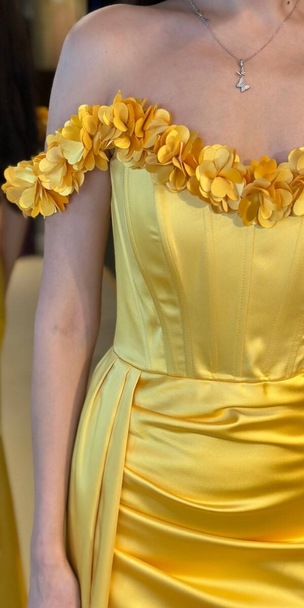 Sarı Madonna Yaka Çiçek Detaylı Sırt Dekolteli Düz Kesim Saten Uzun Abiye Elbise 11065 - 4
