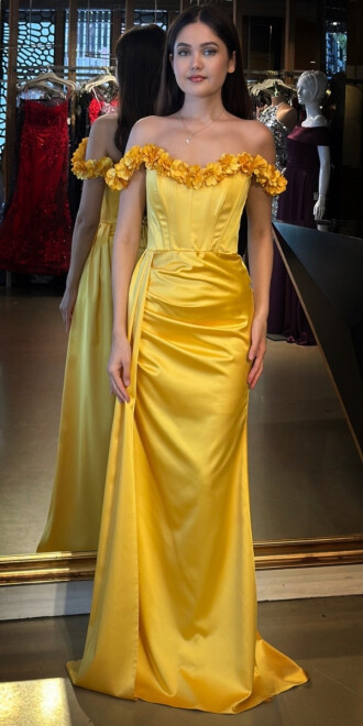 Sarı Madonna Yaka Çiçek Detaylı Sırt Dekolteli Düz Kesim Saten Uzun Abiye Elbise 11065 - 1