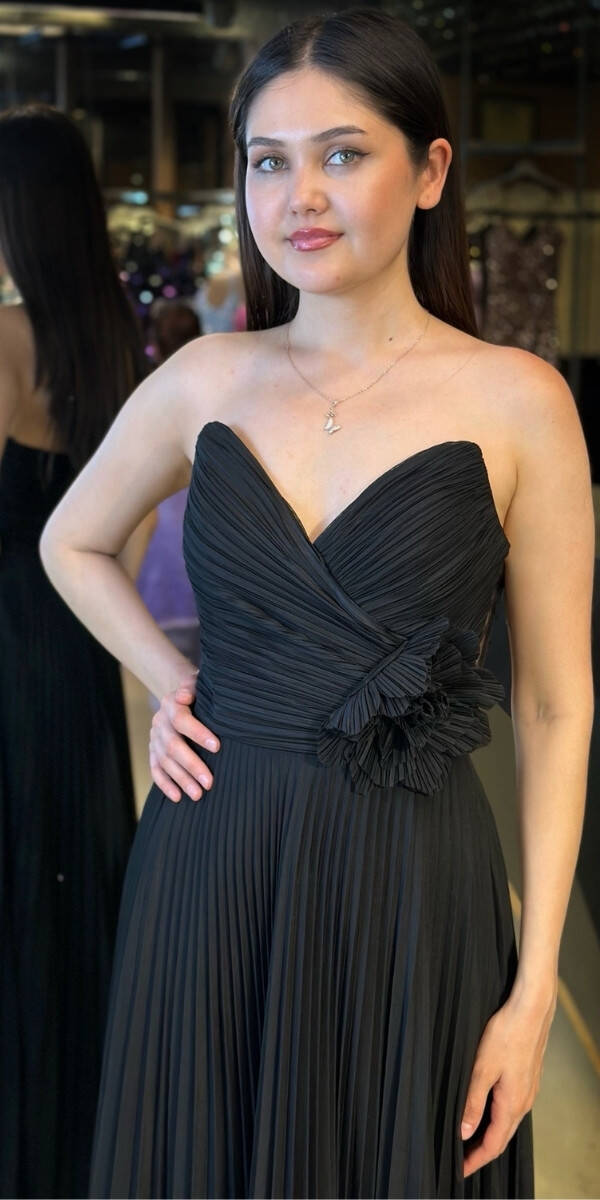 Siyah Straplez Yaka Çiçek Detaylı Kloş Etekli Tül Uzun Abiye Elbise 11003 - 3