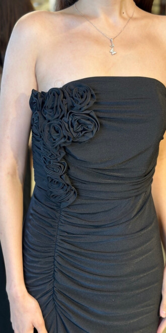 Siyah Çiçek Detaylı Straplez Yaka Yırtmaçlı Düz Kesim Likralı Uzun Abiye Elbise 11096 - 4