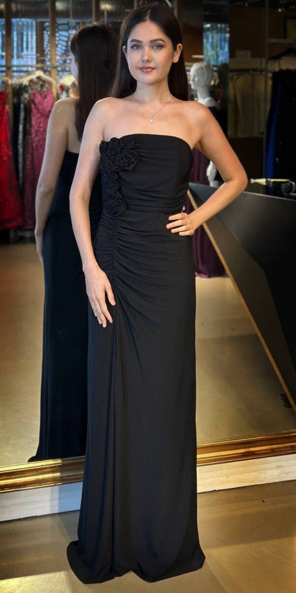 Siyah Çiçek Detaylı Straplez Yaka Yırtmaçlı Düz Kesim Likralı Uzun Abiye Elbise 11096 - 1