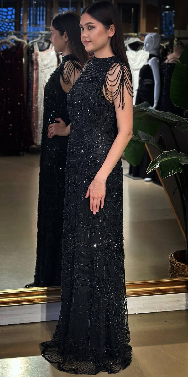 Siyah Halter Yaka Boncuk İşlemeli Düz Kesim Pullu Boncuklu Uzun Abiye Elbise 11154-01 - 2