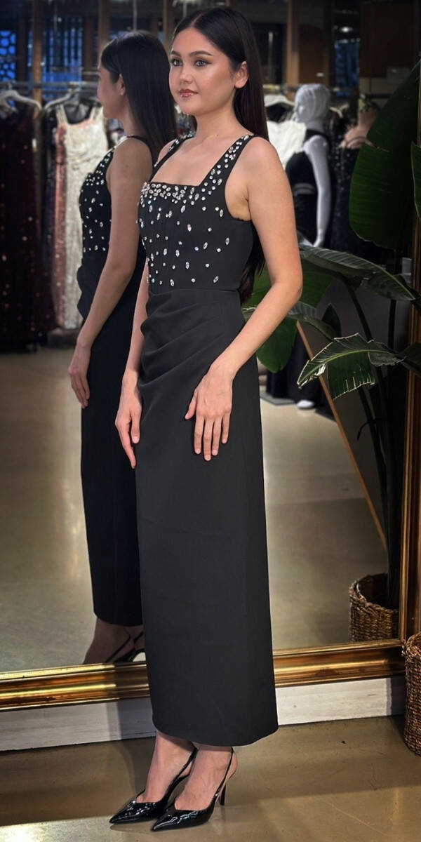 Siyah Kare Yaka Kalın Askı Taş Detaylı Yırtmaçlı Düz Kesim Krep Midi Abiye Elbise 11158-01 - 2