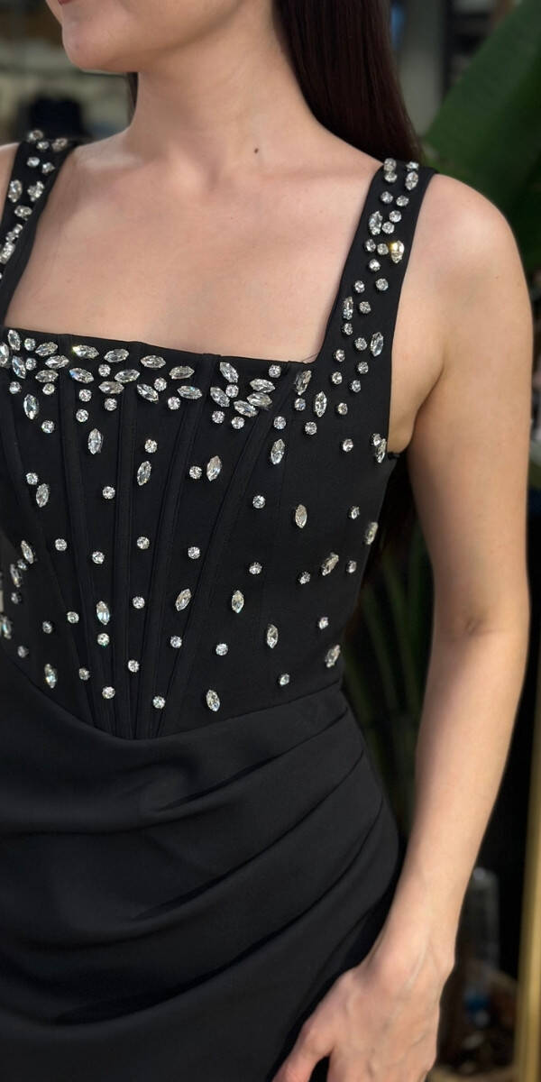 Siyah Kare Yaka Kalın Askı Taş Detaylı Yırtmaçlı Düz Kesim Krep Midi Abiye Elbise 11158-01 - 4