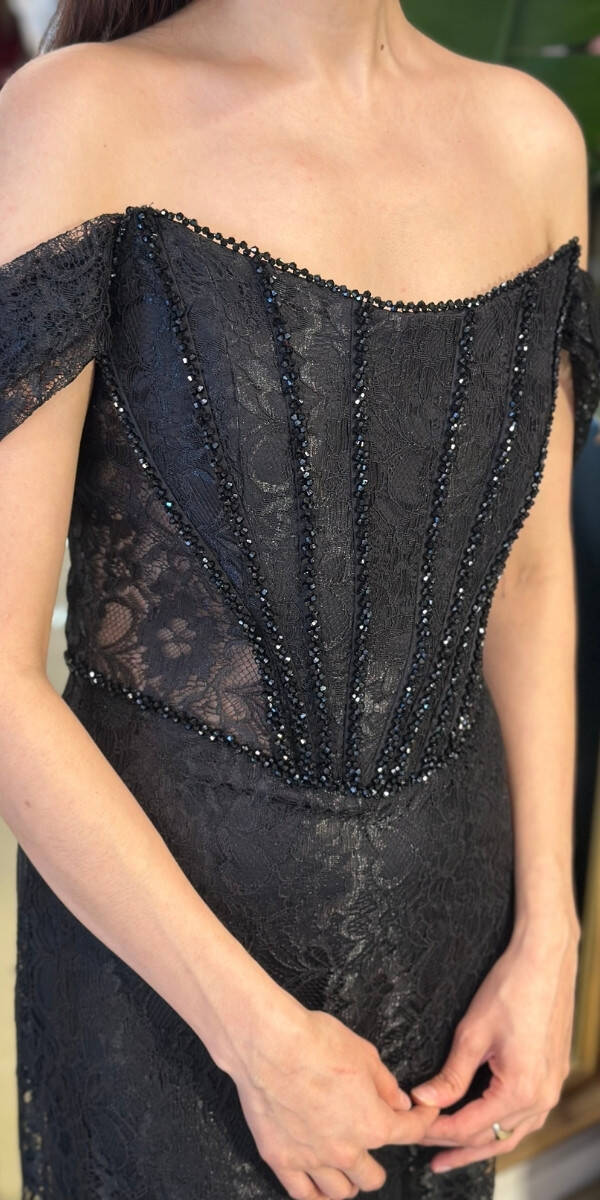 Siyah Madonna Yaka Sırt Dekolteli Düz Kesim Dantel Uzun Abiye Elbise 11181-02 - 4