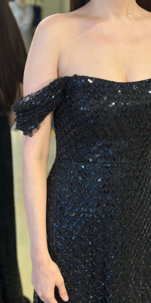 Siyah Madonna Yaka Sırt Dekolteli Düz Kesim Pullu Boncuklu Uzun Abiye Elbise 11180-02 - 4