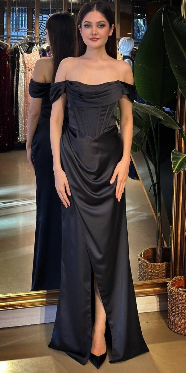 Siyah Madonna Yaka Sırt Dekolteli Yırtmaçlı Düz Kesim Saten Uzun Abiye Elbise 11128-01 - 1