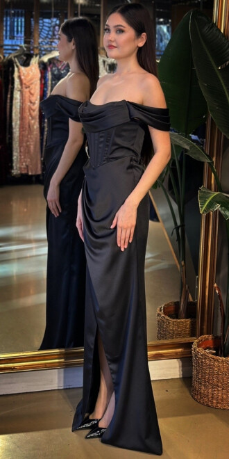 Siyah Madonna Yaka Sırt Dekolteli Yırtmaçlı Düz Kesim Saten Uzun Abiye Elbise 11128-01 - 2