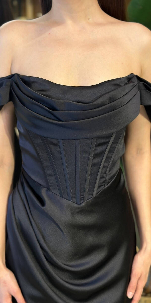 Siyah Madonna Yaka Sırt Dekolteli Yırtmaçlı Düz Kesim Saten Uzun Abiye Elbise 11128-01 - 4