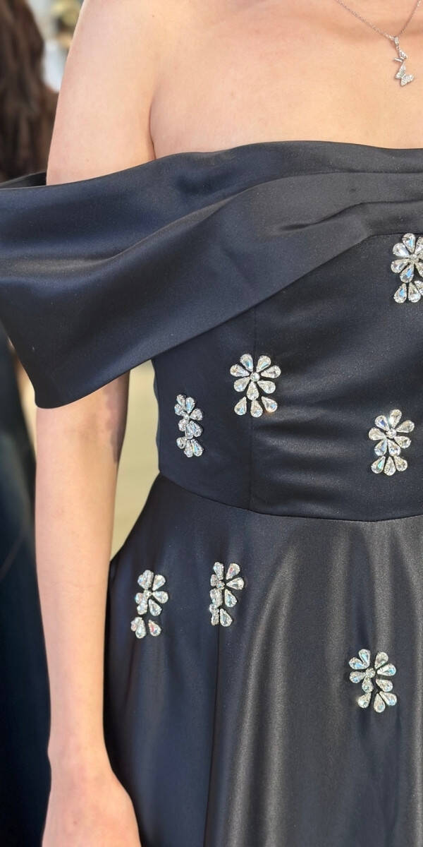 Siyah Madonna Yaka Taş Detaylı Kloş Etekli Saten Uzun Abiye Elbise 11063-07 - 4