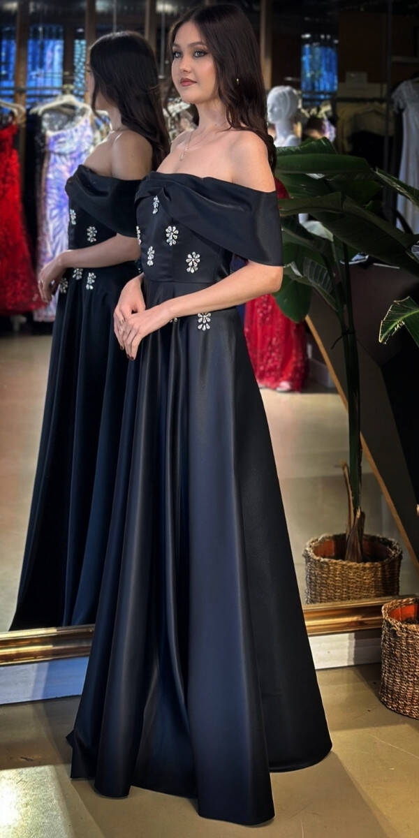 Siyah Madonna Yaka Taş Detaylı Kloş Etekli Saten Uzun Abiye Elbise 11063-07 - 2