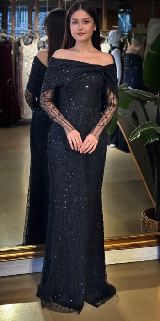 Siyah Madonna Yaka Uzun Kollu Yırtmaçlı Düz Kesim Pullu Boncuklu Uzun Abiye Elbise 11119-02 - abiyeniall