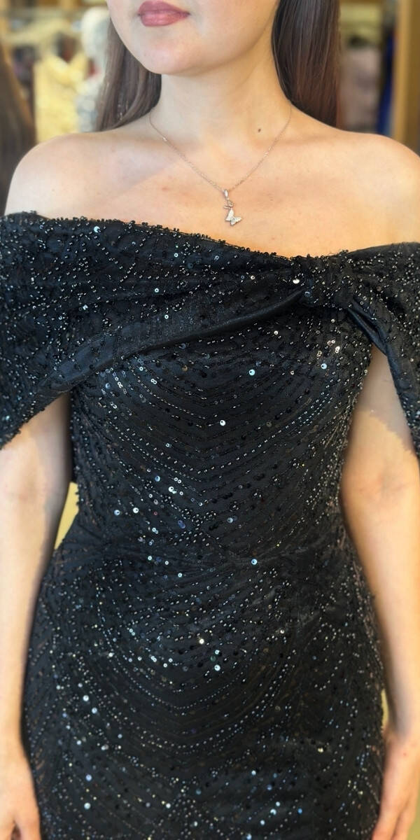 Siyah Madonna Yaka Yırtmaçlı Düz Kesim Pullu Boncuklu Uzun Abiye Elbise 11026 - 4