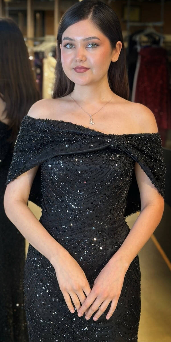 Siyah Madonna Yaka Yırtmaçlı Düz Kesim Pullu Boncuklu Uzun Abiye Elbise 11026 - 3