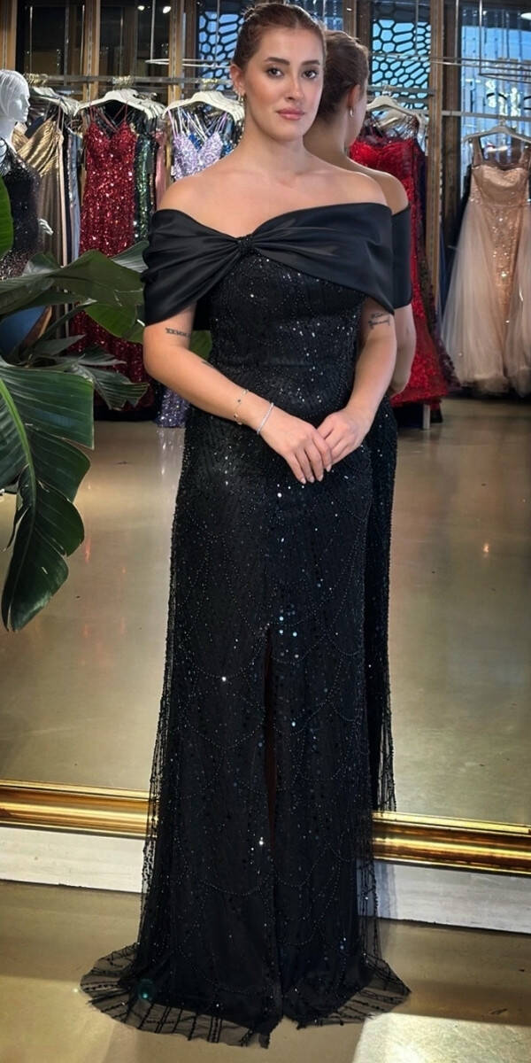 Siyah Madonna Yaka Yırtmaçlı Düz Kesim Pullu Boncuklu Uzun Abiye Elbise 11029-07 - 1