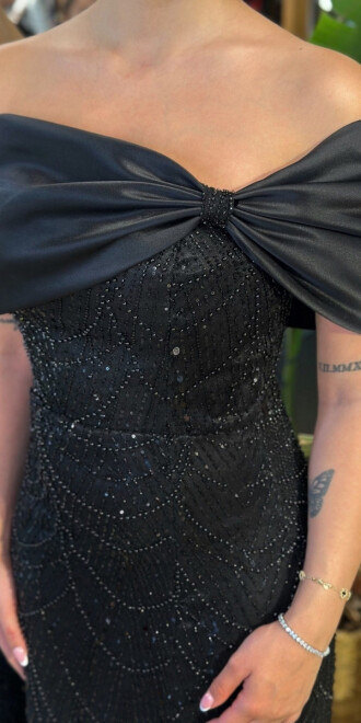 Siyah Madonna Yaka Yırtmaçlı Düz Kesim Pullu Boncuklu Uzun Abiye Elbise 11029-07 - 4