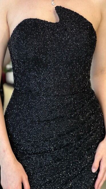 Siyah Straplez Yaka Anvelop Yırtmaçlı Likralı Pullu Boncuklu Uzun Abiye Elbise 11219-01 - 4