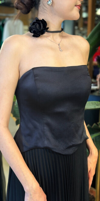 Siyah Straplez Yaka Çiçek Aksesuarlı Kloş Etekli Tül Uzun Abiye Elbise 11153-01 - 4