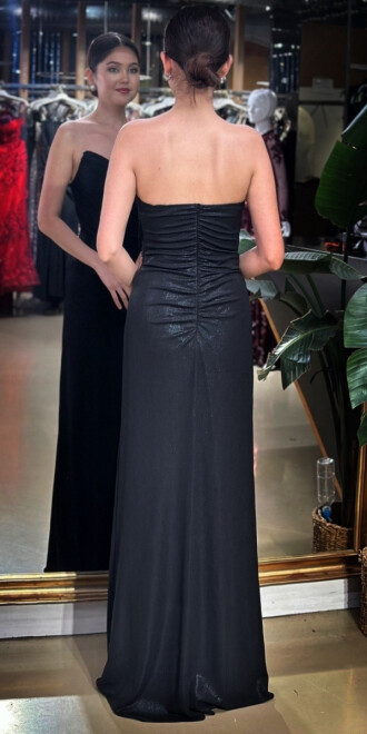 Siyah Straplez Yaka Göğüs Dekolteli Düz Kesim Likralı Parlak Kumaş Uzun Abiye Elbise 11083-04 - 5