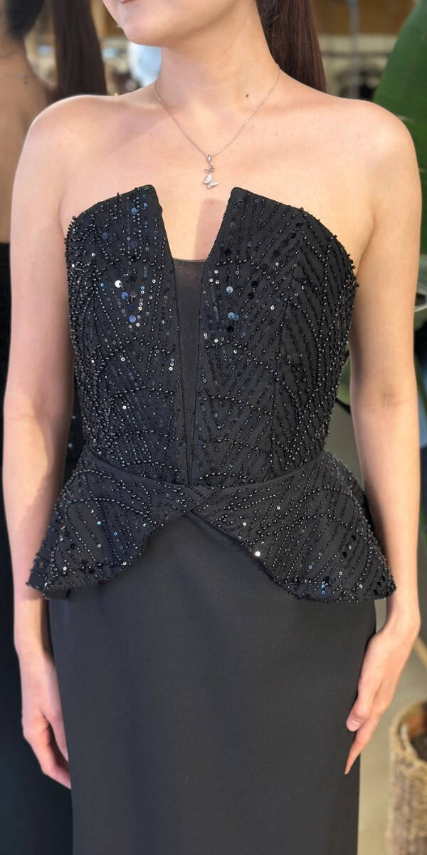 Siyah Straplez Yaka Sırt Dekolteli Yırtmaçlı Düz Kesim Likralı Krep Midi Abiye Elbise 11115-01 - 4