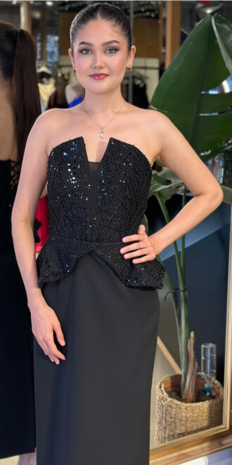 Siyah Straplez Yaka Sırt Dekolteli Yırtmaçlı Düz Kesim Likralı Krep Midi Abiye Elbise 11115-01 - 3