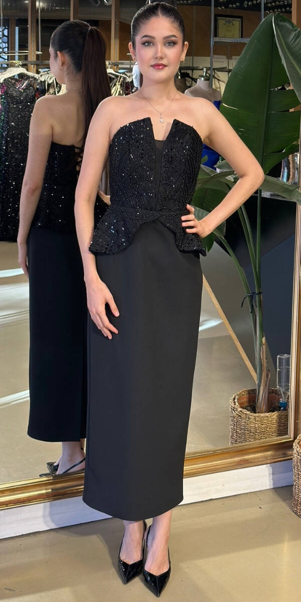 Siyah Straplez Yaka Sırt Dekolteli Yırtmaçlı Düz Kesim Likralı Krep Midi Abiye Elbise 11115-01 - 1