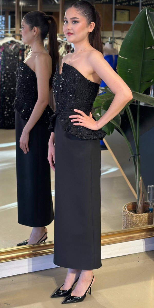 Siyah Straplez Yaka Sırt Dekolteli Yırtmaçlı Düz Kesim Likralı Krep Midi Abiye Elbise 11115-01 - 2