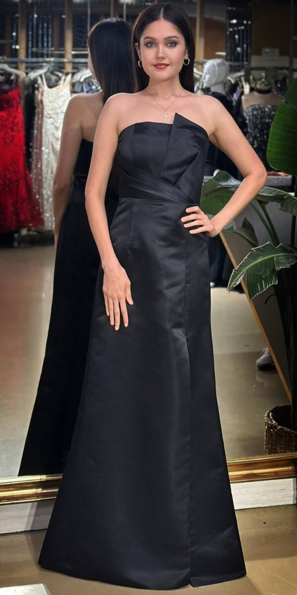 Siyah Straplez Yaka Sırt Dekolteli Yırtmaçlı Düz Kesim Saten Uzun Abiye Elbise 11102-01 - 1