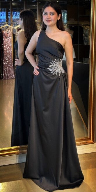 Siyah Tek Omuzlu Taş Detaylı Düz Kesim Saten Uzun Abiye Elbise 7684 
