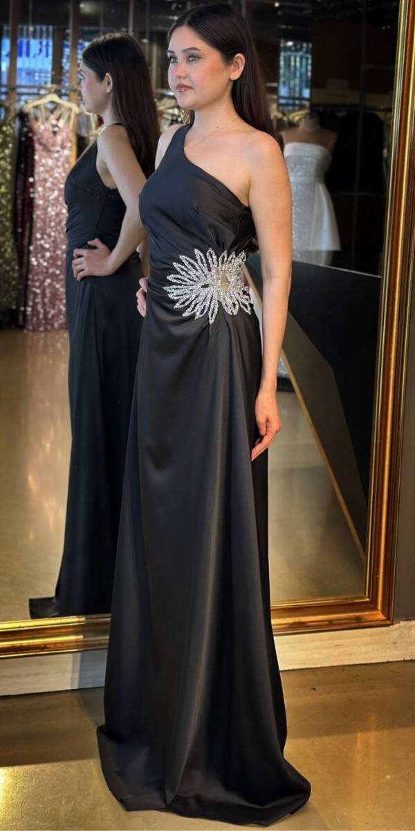 Siyah Tek Omuzlu Taş Detaylı Düz Kesim Saten Uzun Abiye Elbise 7684 - 2