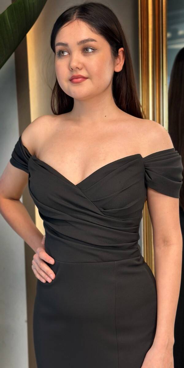 Siyah Madonna Yaka Yırtmaçlı Düz Kesim Krep Midi Abiye Elbise 7696 - 2