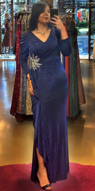 Siyah&Saks Uzun Kollu Taş Detaylı Yırtmaçlı Düz Kesim Simli Uzun Abiye Elbise 7616 