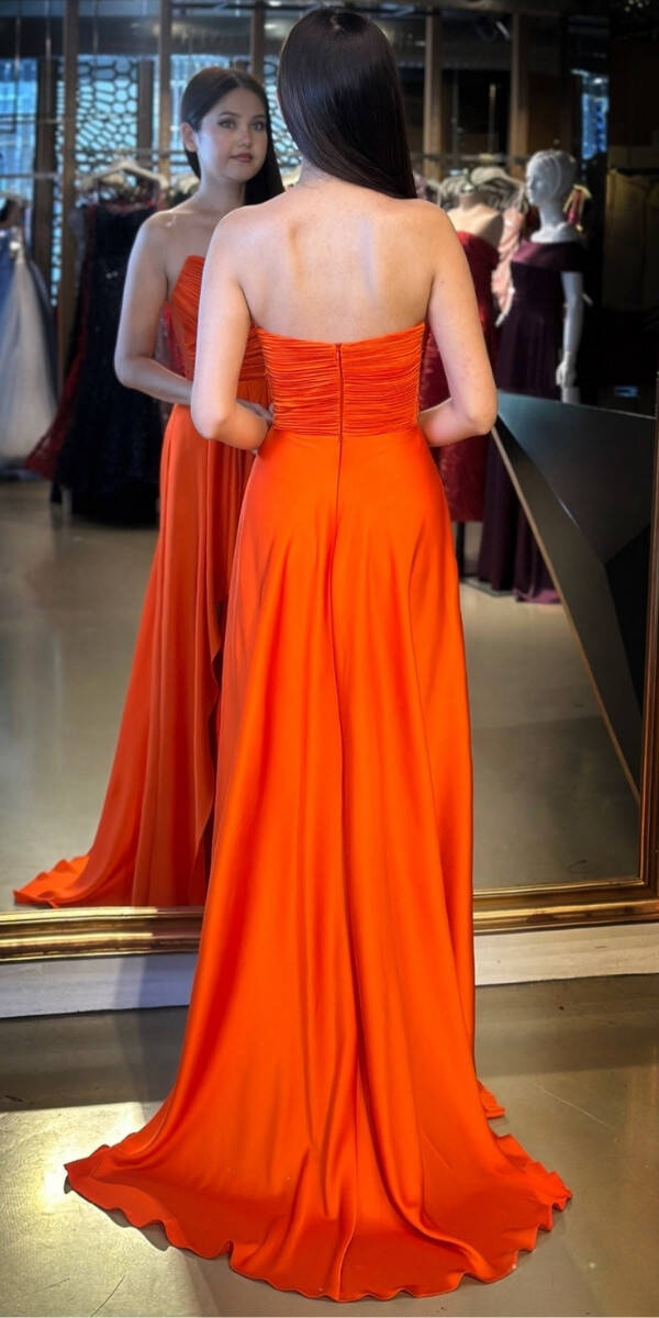 Turuncu Straplez Yaka Anvelop Yırtmaçlı Kloş Etekli Saten Uzun Abiye Elbise 11095 - 6