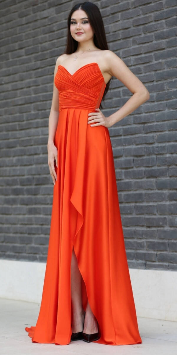 Turuncu Straplez Yaka Anvelop Yırtmaçlı Kloş Etekli Saten Uzun Abiye Elbise 11095 - 1