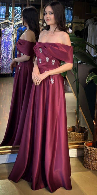 Vişne Renk Madonna Yaka Taş Detaylı Kloş Etekli Saten Uzun Abiye Elbise 11063-03 - 2