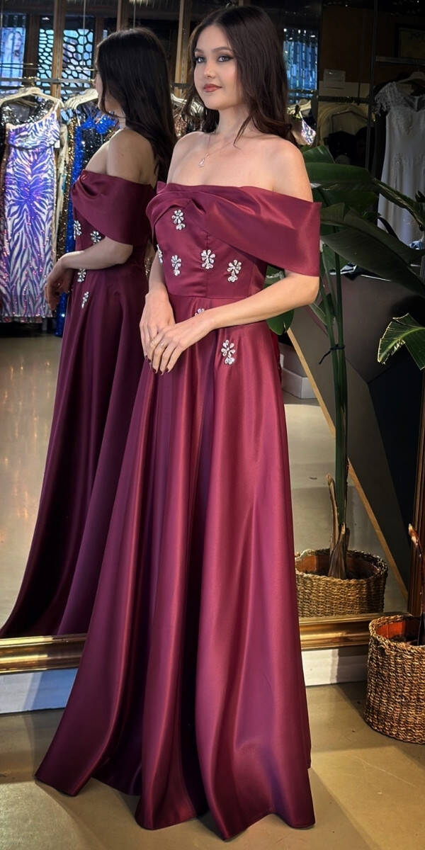 Vişne Renk Madonna Yaka Taş Detaylı Kloş Etekli Saten Uzun Abiye Elbise 11063-03 - 2