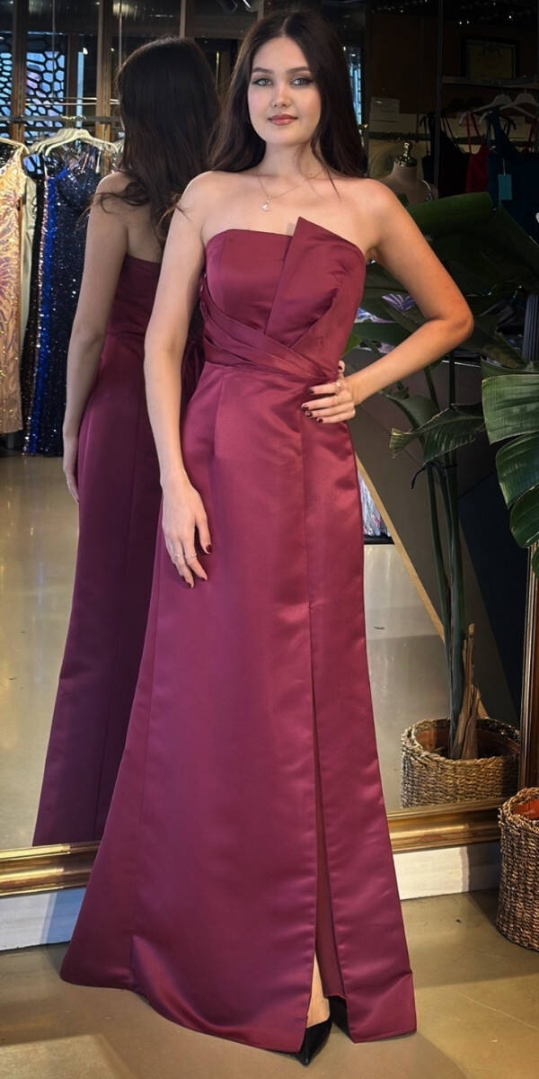 Vişne Renk Straplez Yaka Sırt Dekolteli Yırtmaçlı Düz Kesim Saten Uzun Abiye Elbise 11102-02 - 1