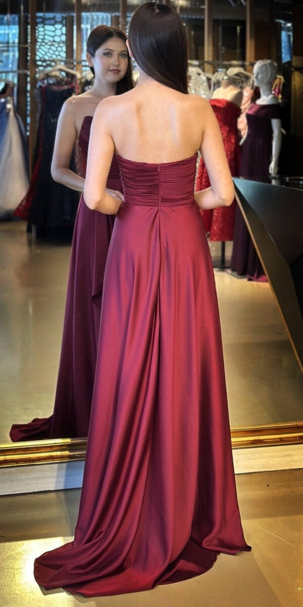 Vişne Straplez Yaka Anvelop Yırtmaçlı Kloş Etekli Saten Uzun Abiye Elbise 11095 - 5