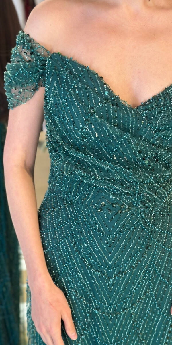 Yeşil Madonna Yaka Sırt Dekolteli Düz Kesim Pullu Boncuklu Uzun Abiye Elbise 11044-22 - 4