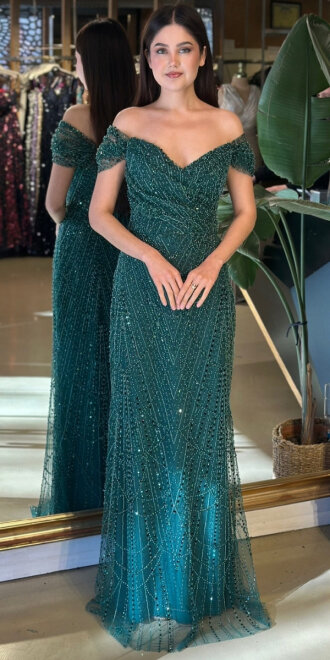 Yeşil Madonna Yaka Sırt Dekolteli Düz Kesim Pullu Boncuklu Uzun Abiye Elbise 11044-22 