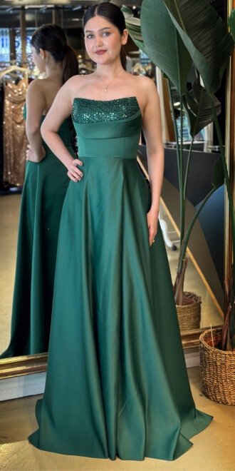 Yeşil Taş Detaylı Sırt Dekolteli Yırtmaçlı Kloş Etekli Saten Uzun Abiye Elbise 7733 